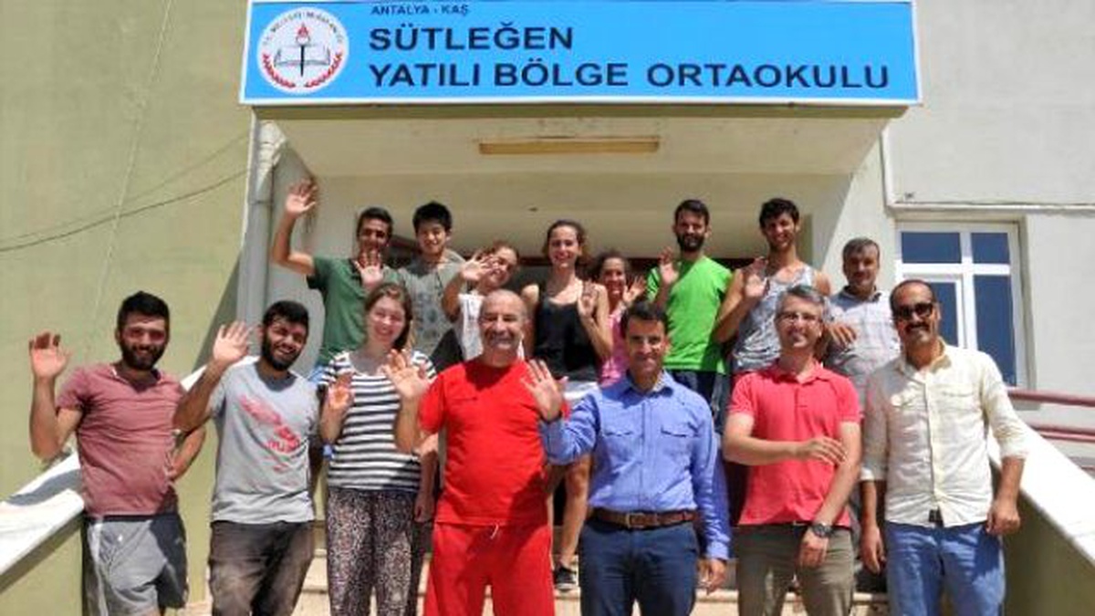 Hem Tatil Yapıyor Hem de Okulun Bakımını Yapıyorlar