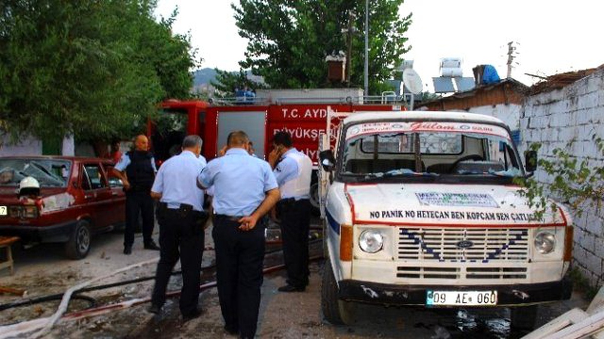 Ilıcabaşı Mahallesi\'nde İki Araç Kundaklandı