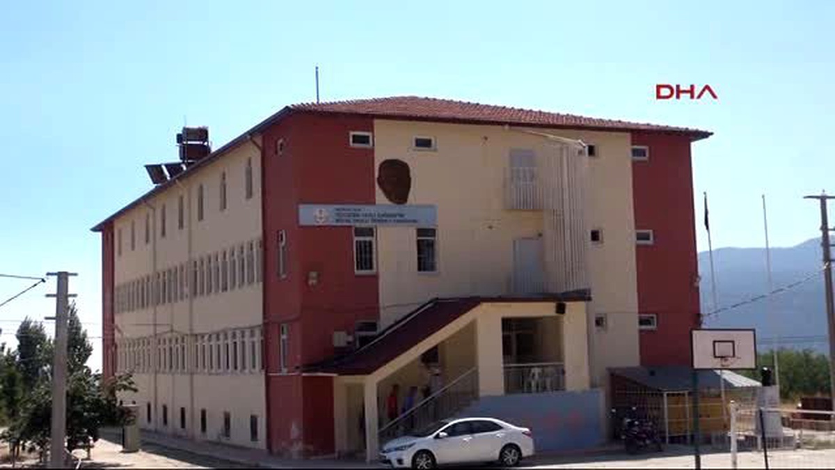 Hem Tatil, Hem Okulun Bakımını Yapıyorlar