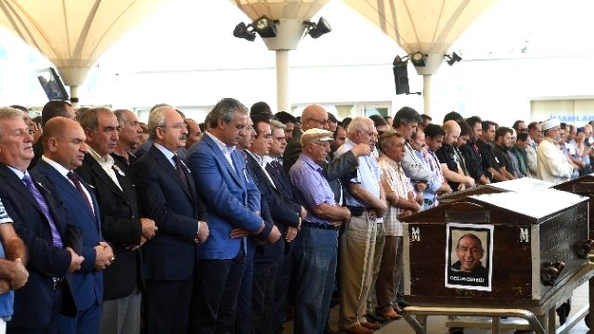 Kılıçdaroğlu, Özgür Gürbüz\'ün Cenaze Namazına Katıldı
