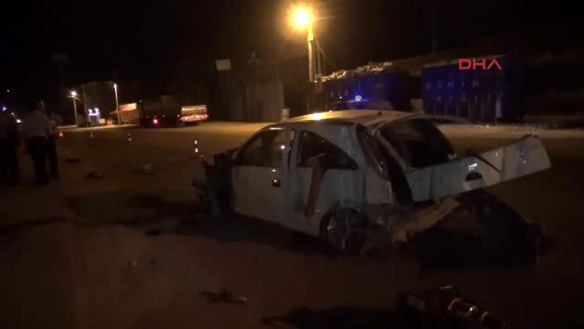 Konteynere Çarpan Otomobilde 2 Kardeş Öldü 1 Kişi Yaralandı