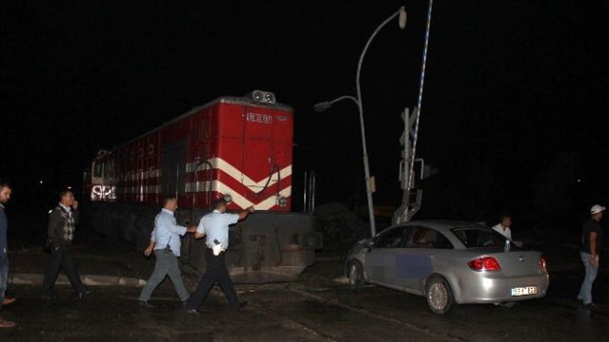 Lokomotif Otomobile Çarptı