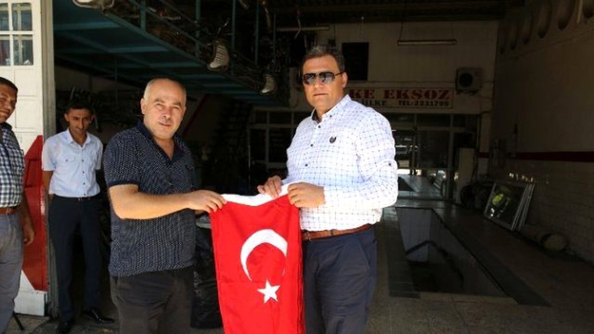 Manisa Esnafından Bayrak Duyarlılığı