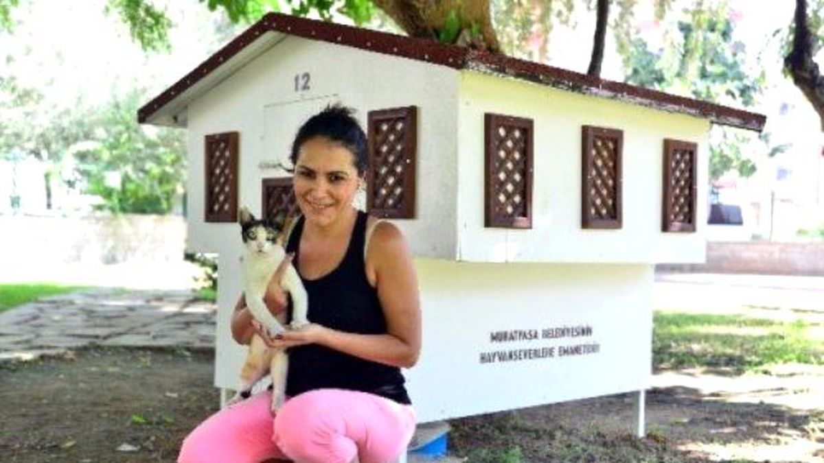 Muratpaşa\'da Parklara Kedi Evleri