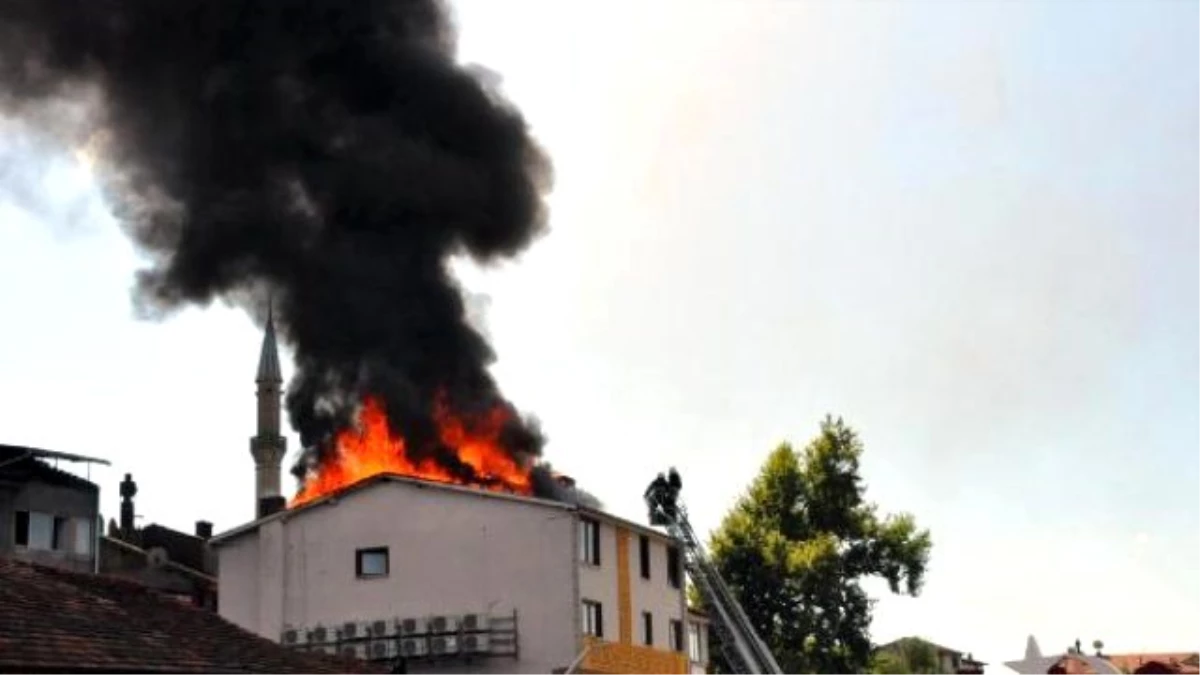 Otelin Çatısında Çıkan Yangın Büyümeden Söndürüldü