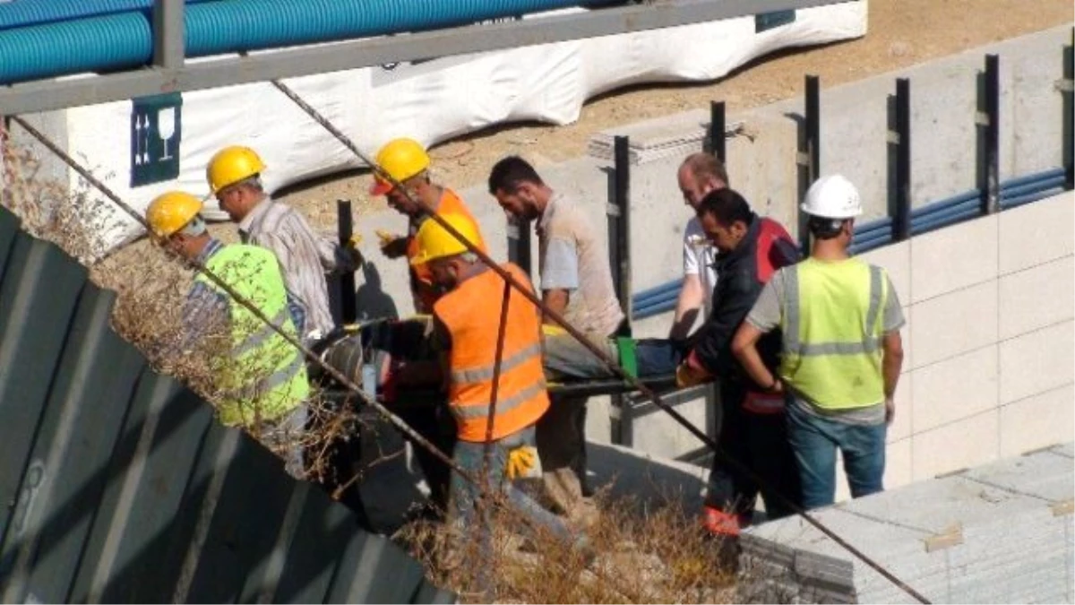 Metro Şantiyesinde Çalışan İşçi, Yüzlerce Kilo Demirin Altında Kaldı