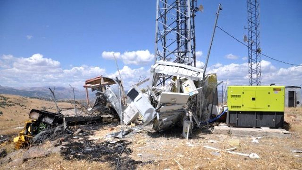 PKK\'lılar Tunceli\'de Cep Telefonu Vericilerini Havaya Uçurdu