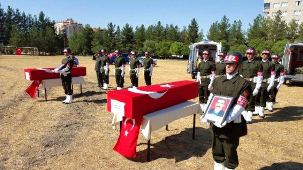 Siirt\'te Kazada Şehit Olan 2 Korucu Törenle Toprağa Verildi