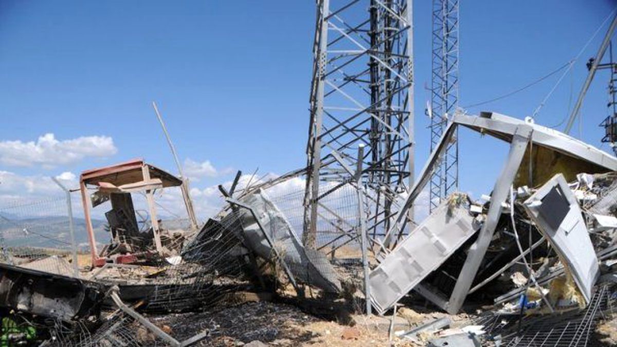 Tunceli'de PKK'lılar 2 Baz İstasyonuna Bombayla Saldırdı