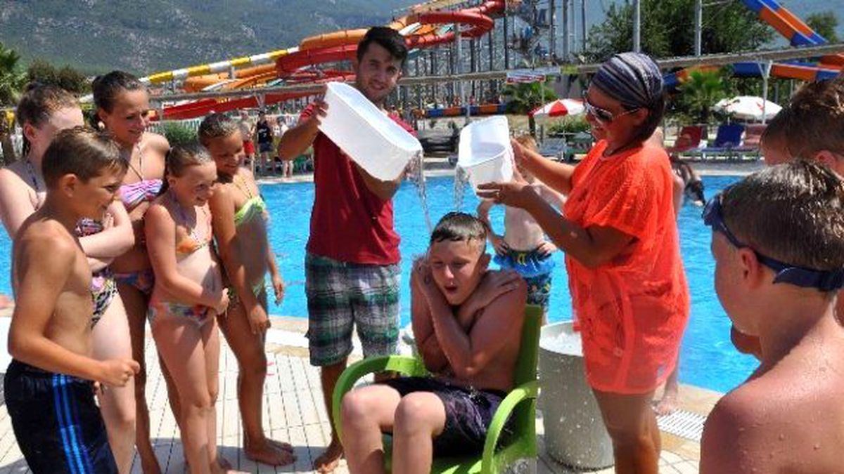 Turistler Buzlu Suyla Hem Serinliyor Hem de Eğleniyor