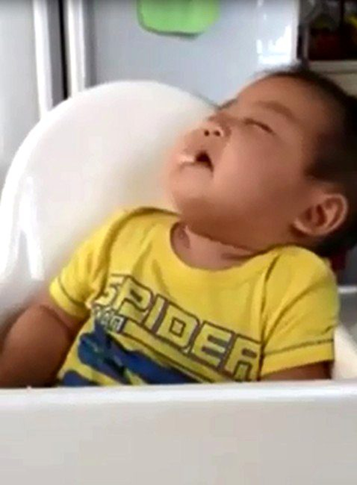 Uyku ve Yemek Arasında Gidip Gelen Çocuk Gülümsetti