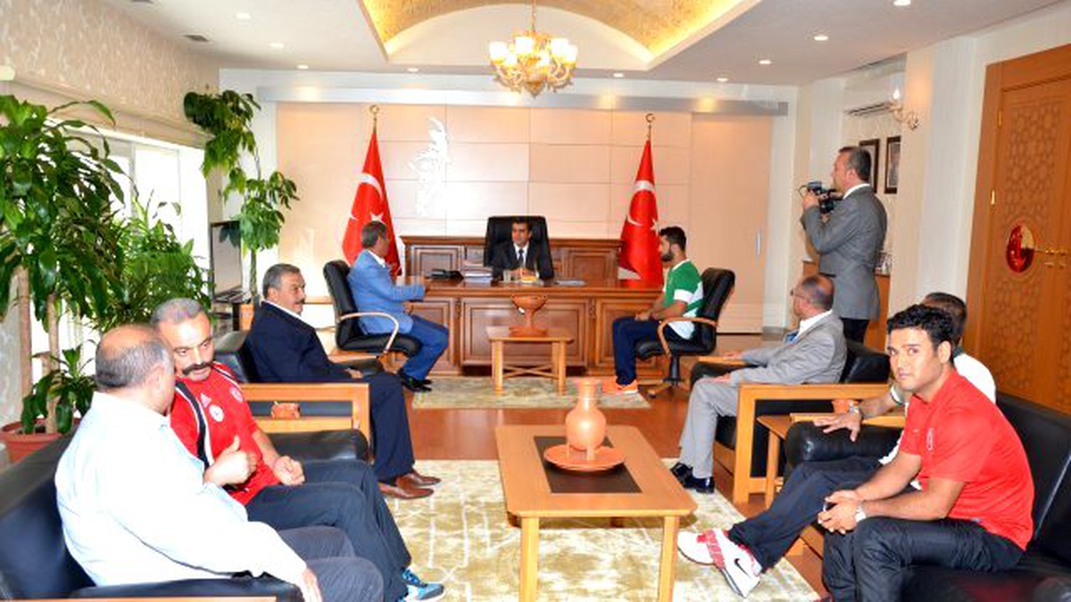 Vali Düzgün Başarılı Sporcuyu Ödüllendirdi