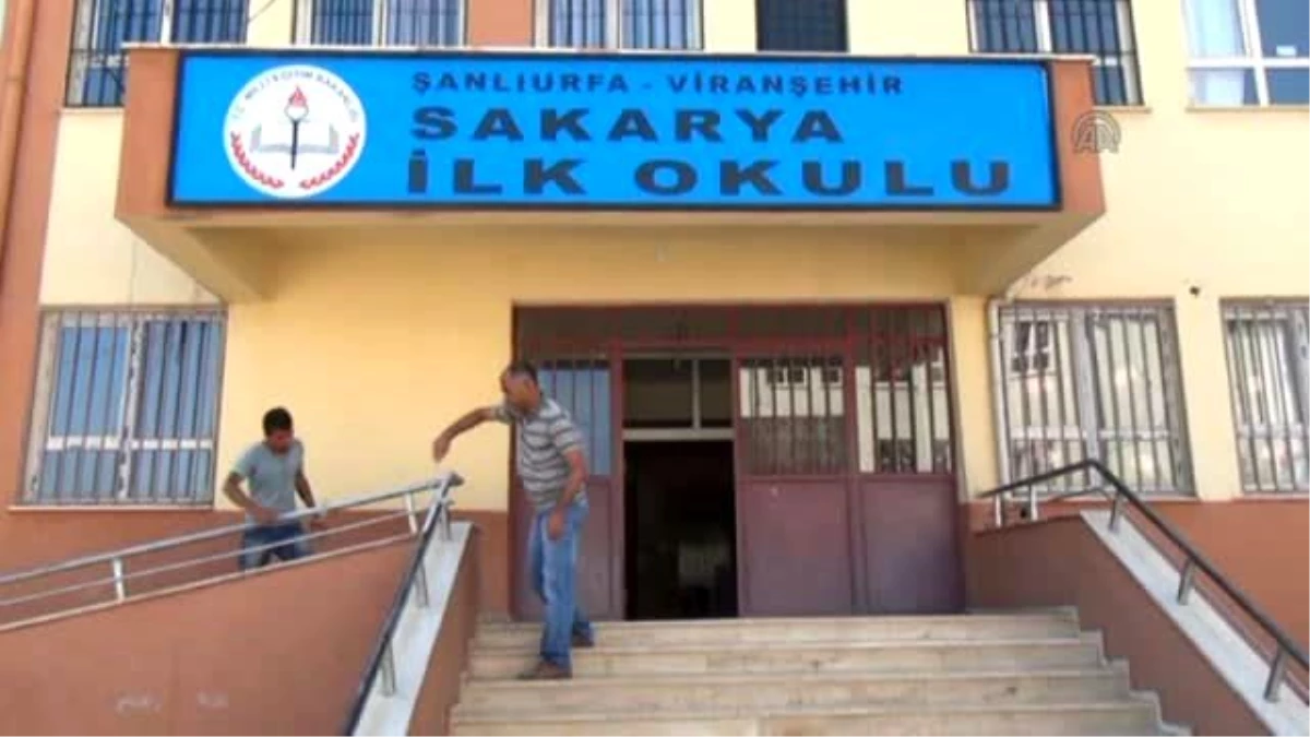 Viranşehir\'de Öğretmenler Okul Boyadı