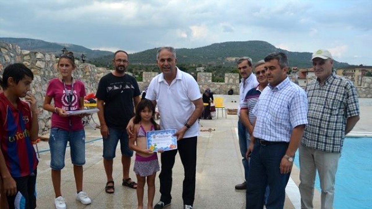 Yaz Yüzme Kursuna Katılan Öğrencilere Sertifikaları Verildi