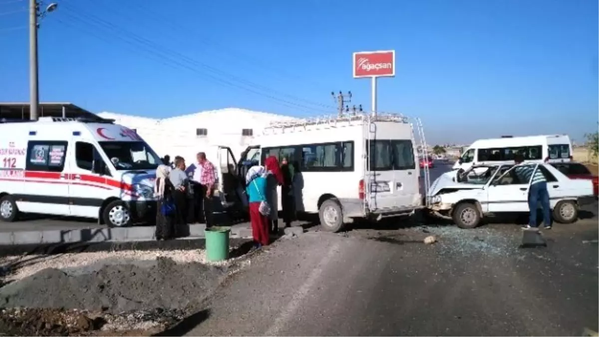 Adıyaman\'da Otomobille Minibüs Çarpıştı: 5 Yaralı