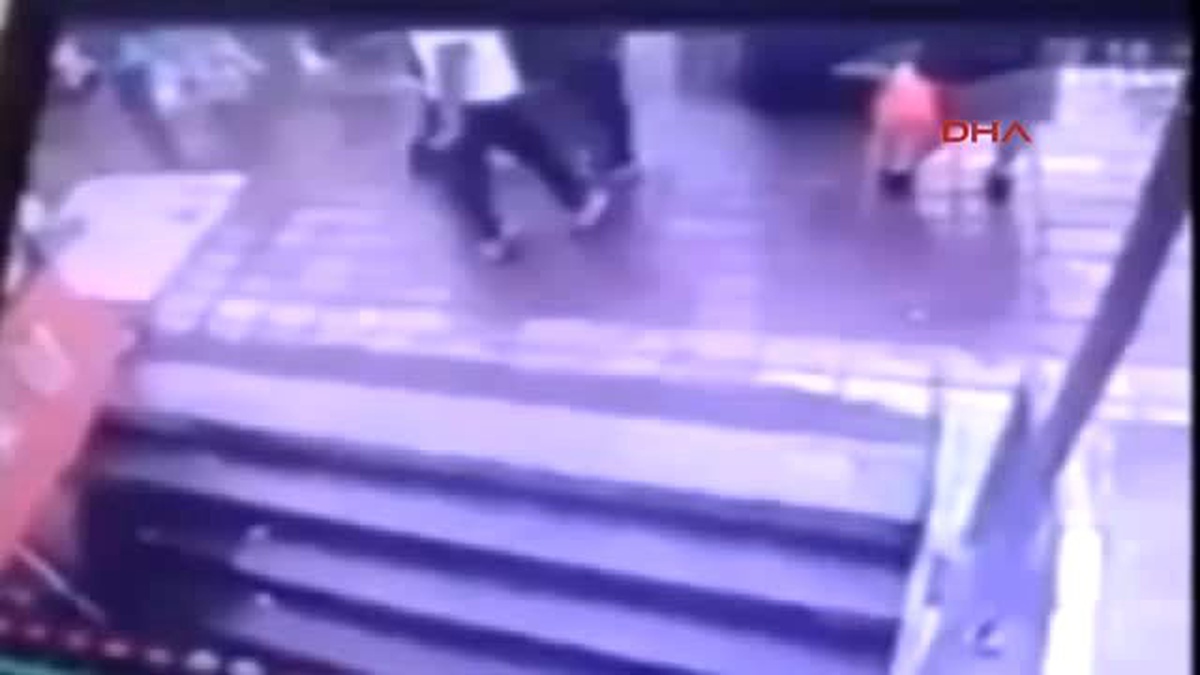 Aniden Açılan Delik Durakta Bekleyen Dört Kişiyi Böyle Yuttu