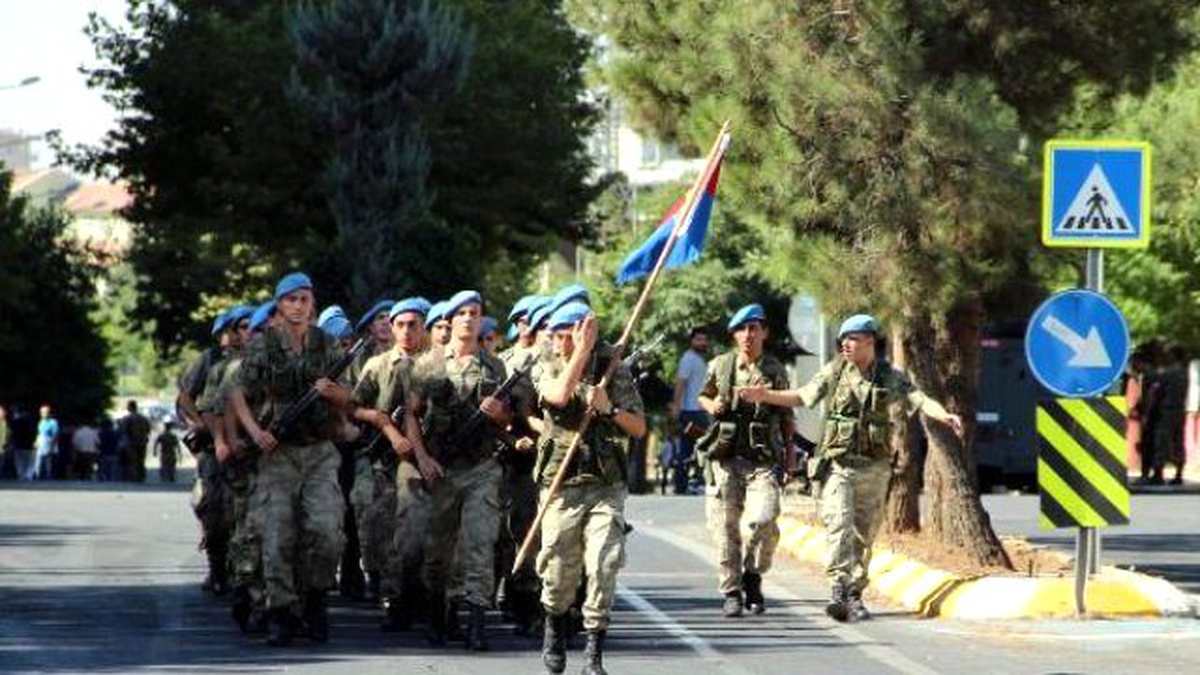 Asker Diyarbakır\'da, \'Şehitler Ölmez Vatan Bölünmez\' Sloganıyla Yürüdü