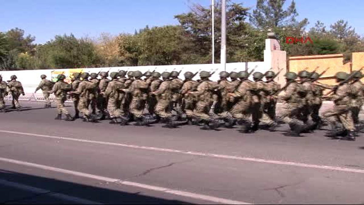 Asker Diyarbakır\'da, \'Şehitler Ölmez Vatan Bölünmez\' Sloganları Attı
