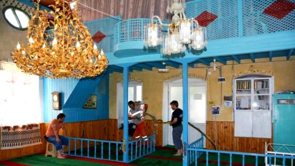 Ayvalık Belediyesi Camileri Bayrama Hazırlıyor.