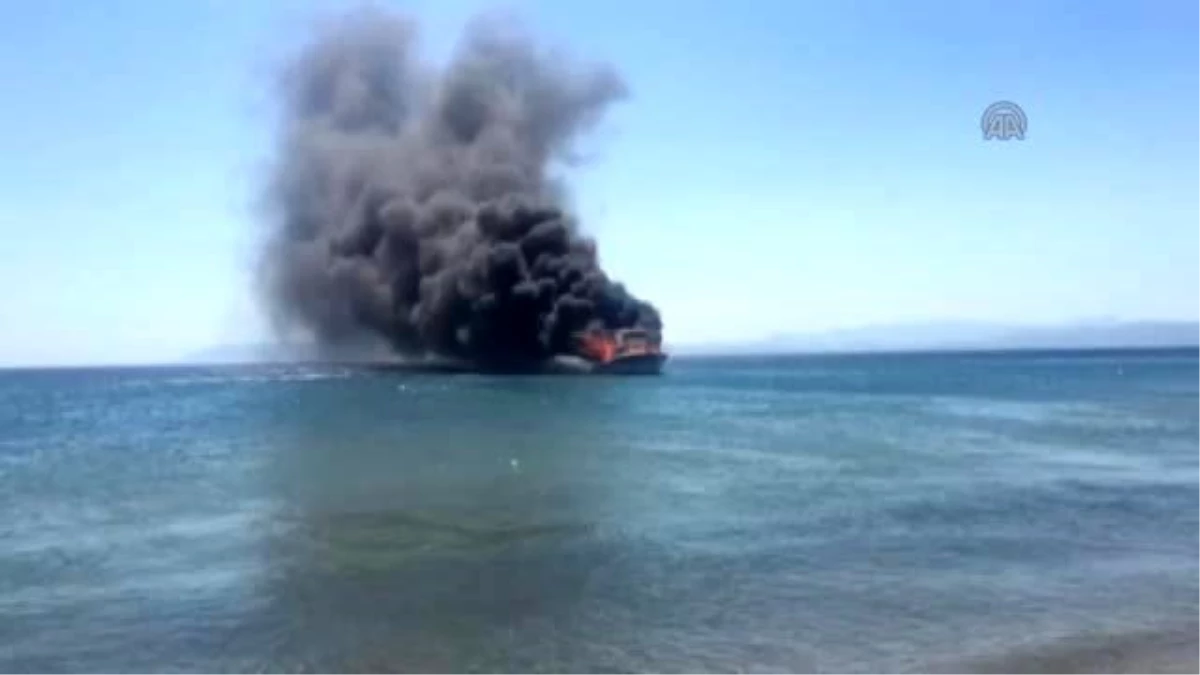 Ayvalık\'ta Gezi Teknesinde Yangın