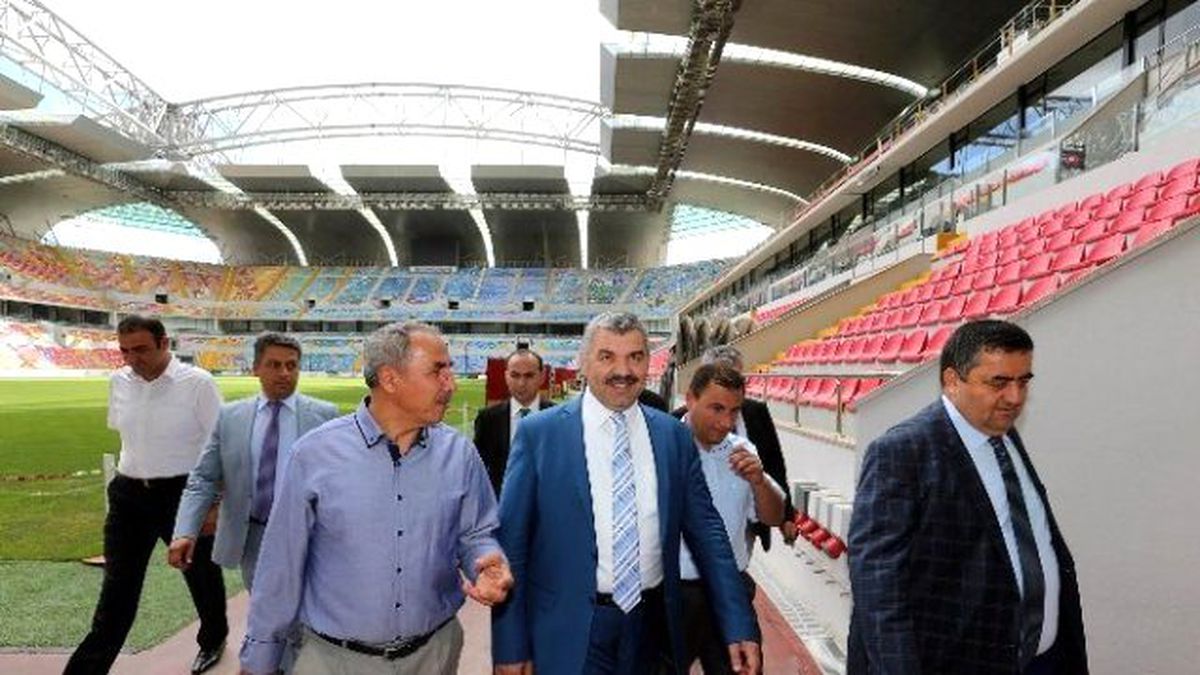 Başkan Çelik Kadir Has Stadı\'nda İncelemelerde Bulundu