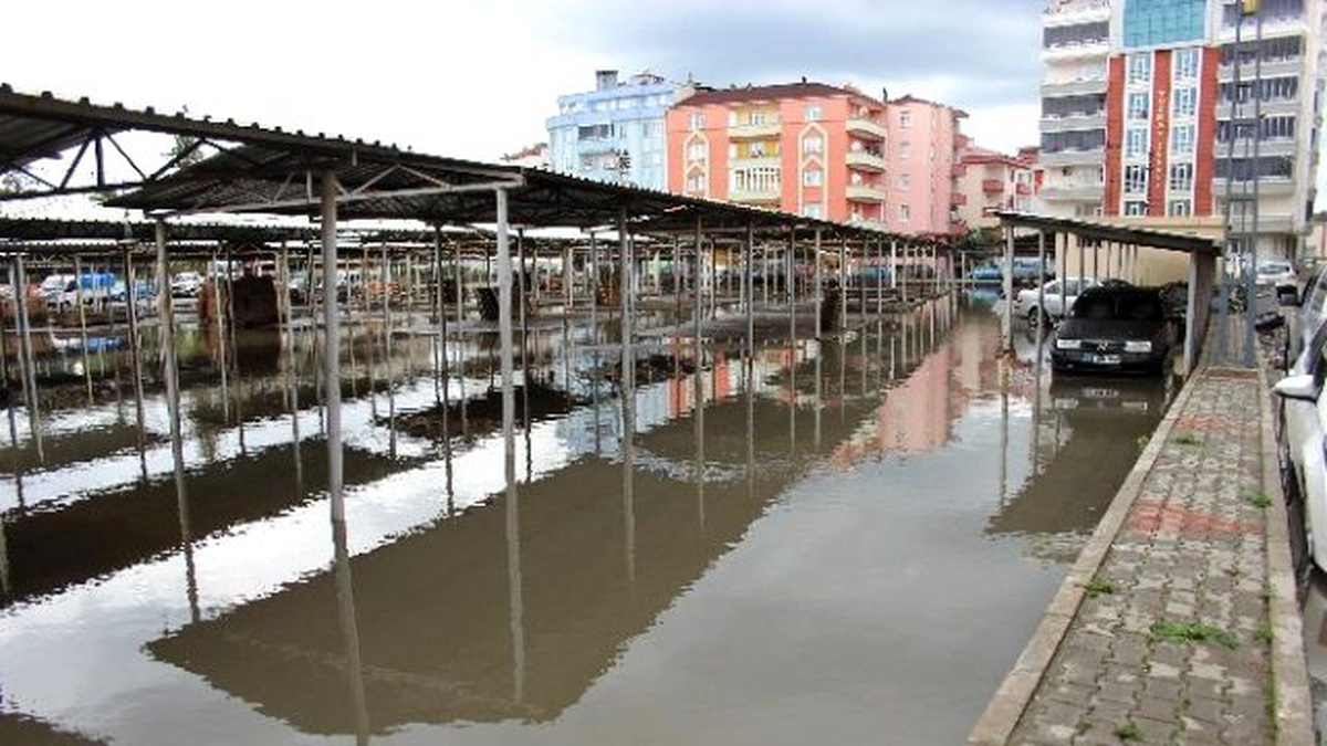 Çarşamba\'da Sağanak Sonrası Ev ve İş Yerlerini Su Bastı