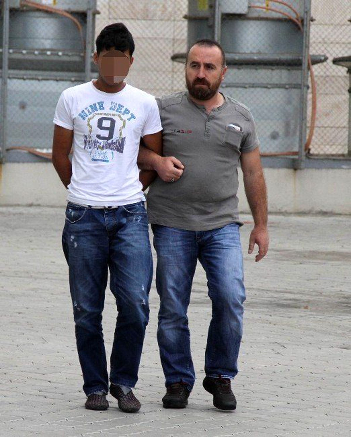 Cep Telefonu ve Para Gasp Şüphelisi 3 Kişi Tutuklandı