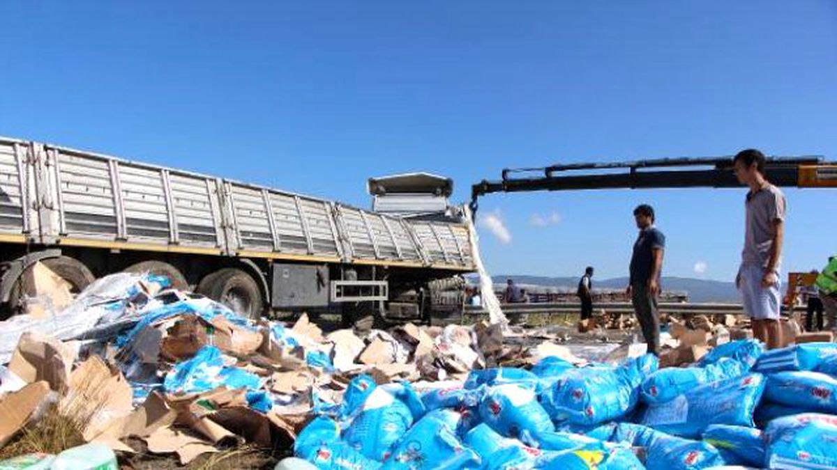 Devrilen Tır, Tem\'in Ankara Yönünü 1 Saat Ulaşıma Kapattı