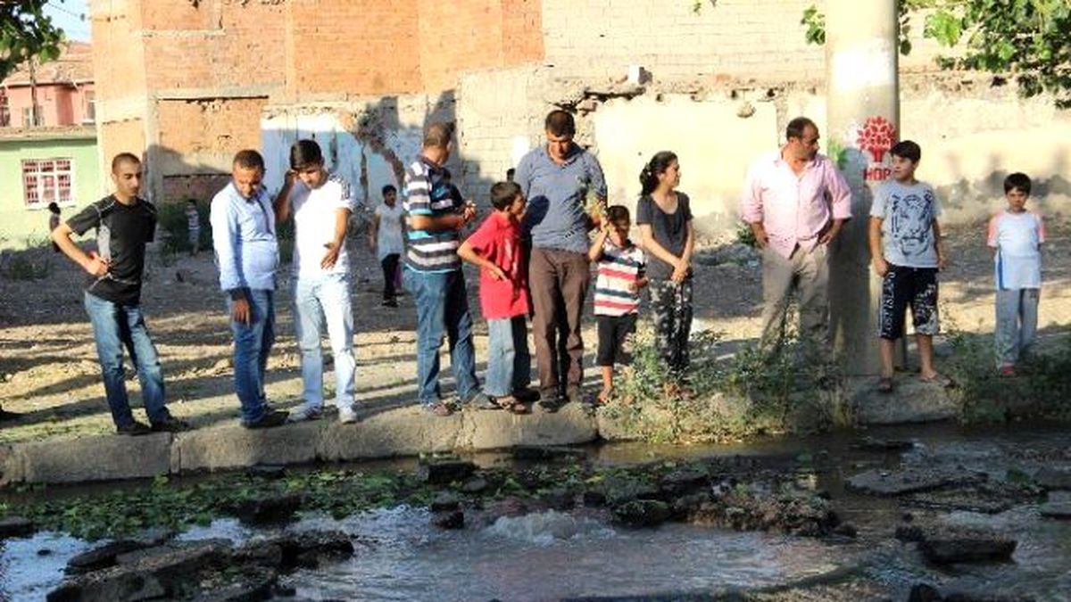 Diyarbakır\'da Rögar Kapağı Bomba Gibi Patladı: 5 Yaralı