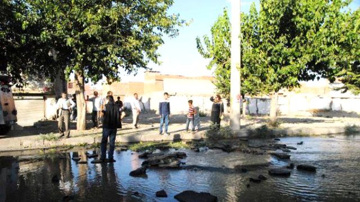 Diyarbakır\'da Rögar Kapağının Patlaması Korkuttu