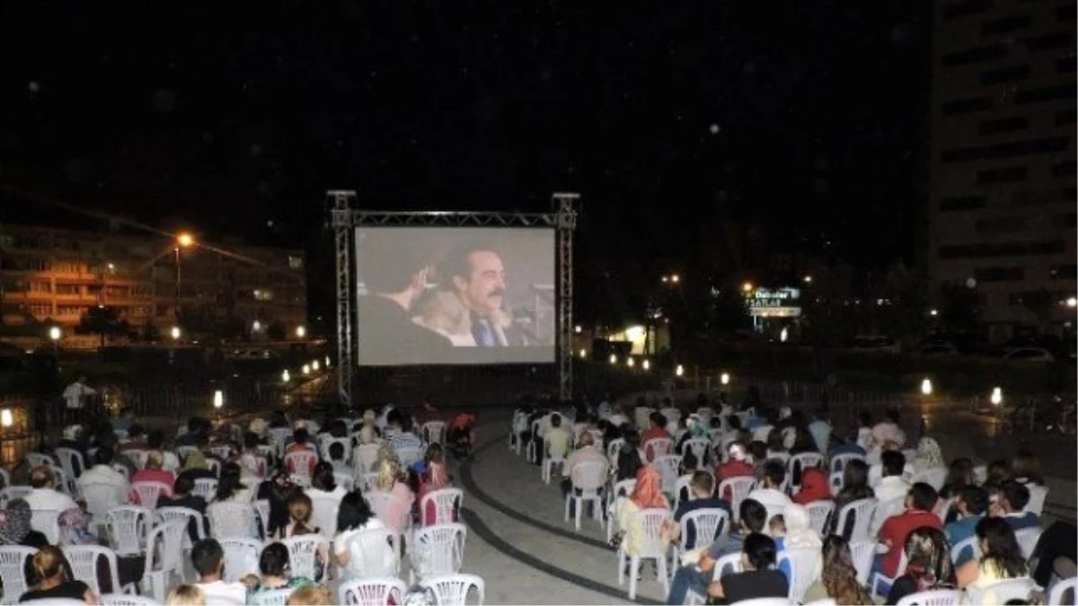 Forum Kayseri\'de Açık Hava Film Gösterimleri Devam Ediyor