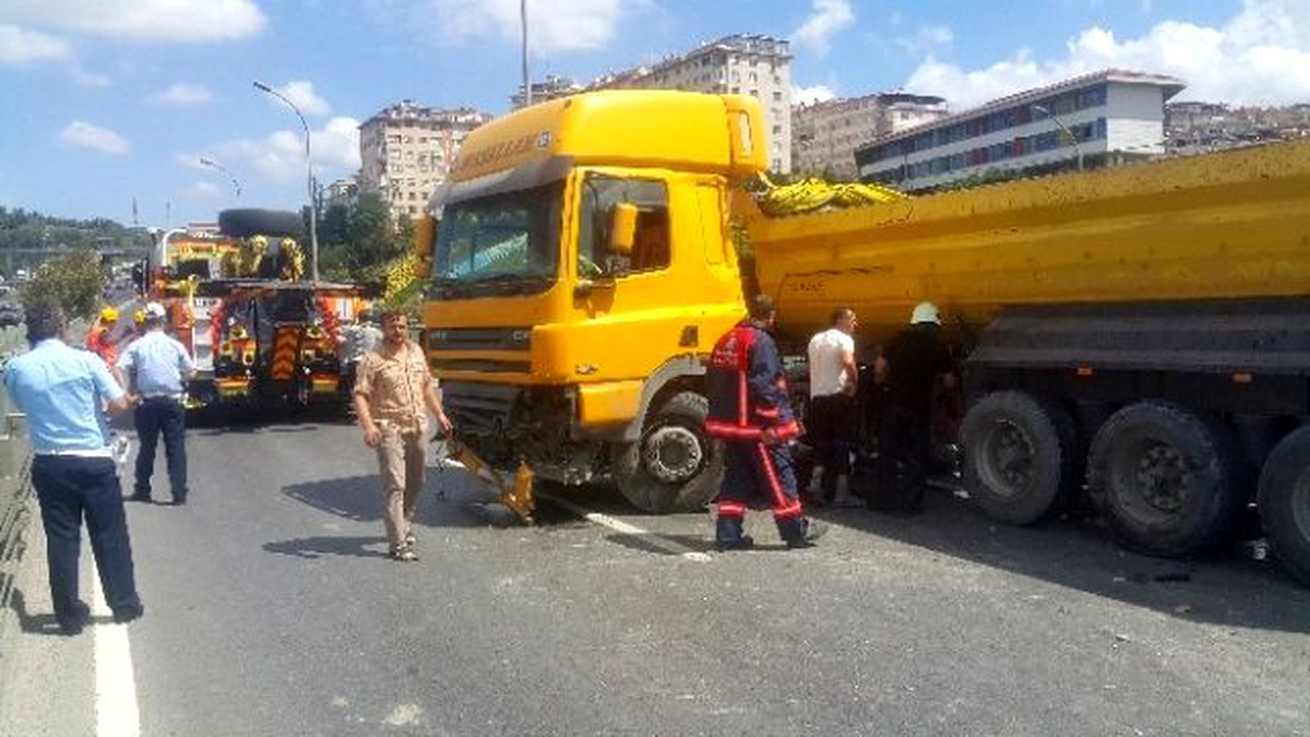 Haliç Köprüsü\'ndeki Kaza Trafiği Felç Etti