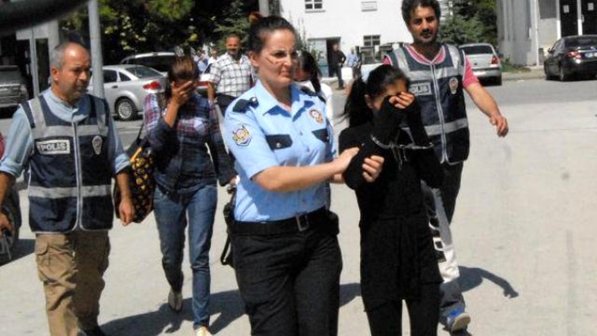 Hırsızlık Şüphelisi Kadınları Çantaları Ele Verdi
