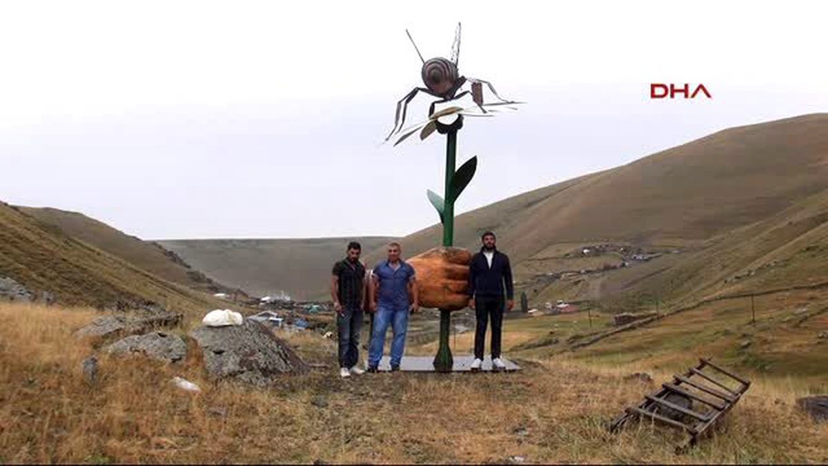 Huge Bee Statue Filled With Hives Gives Five Kilos Of Honey İn Kars
