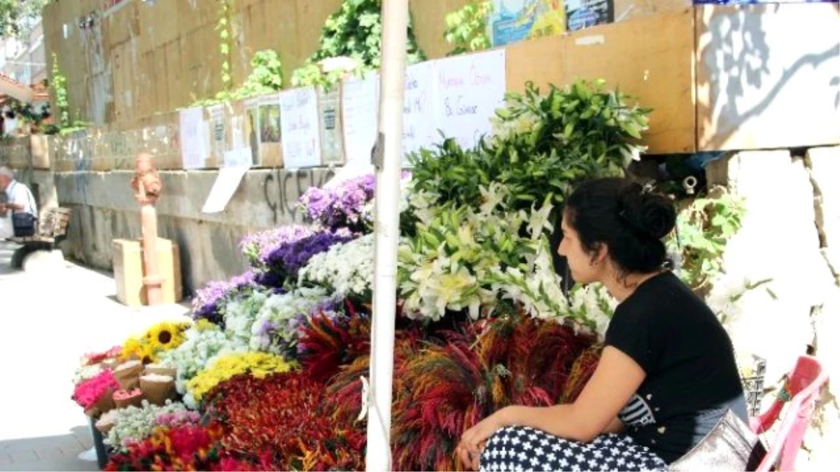 Kadıköy\'de Kazada Ölen Çiçekçi Mehmet Emin Kaya Anıldı