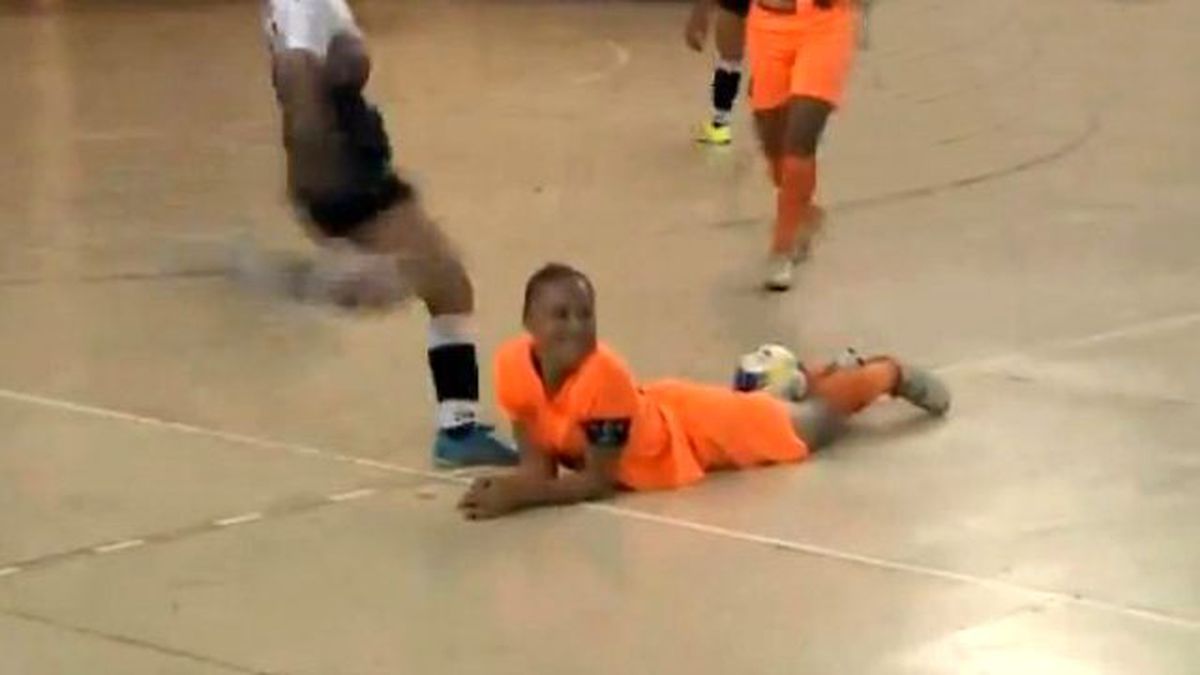 Kadın Futbolcu Çalımı Yedi, Tekmeyi Yapıştırdı