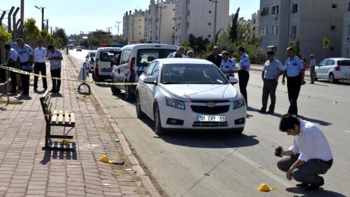 Kaldırımdaki Banka Oturup Tabancayla Başına Ateş Etti