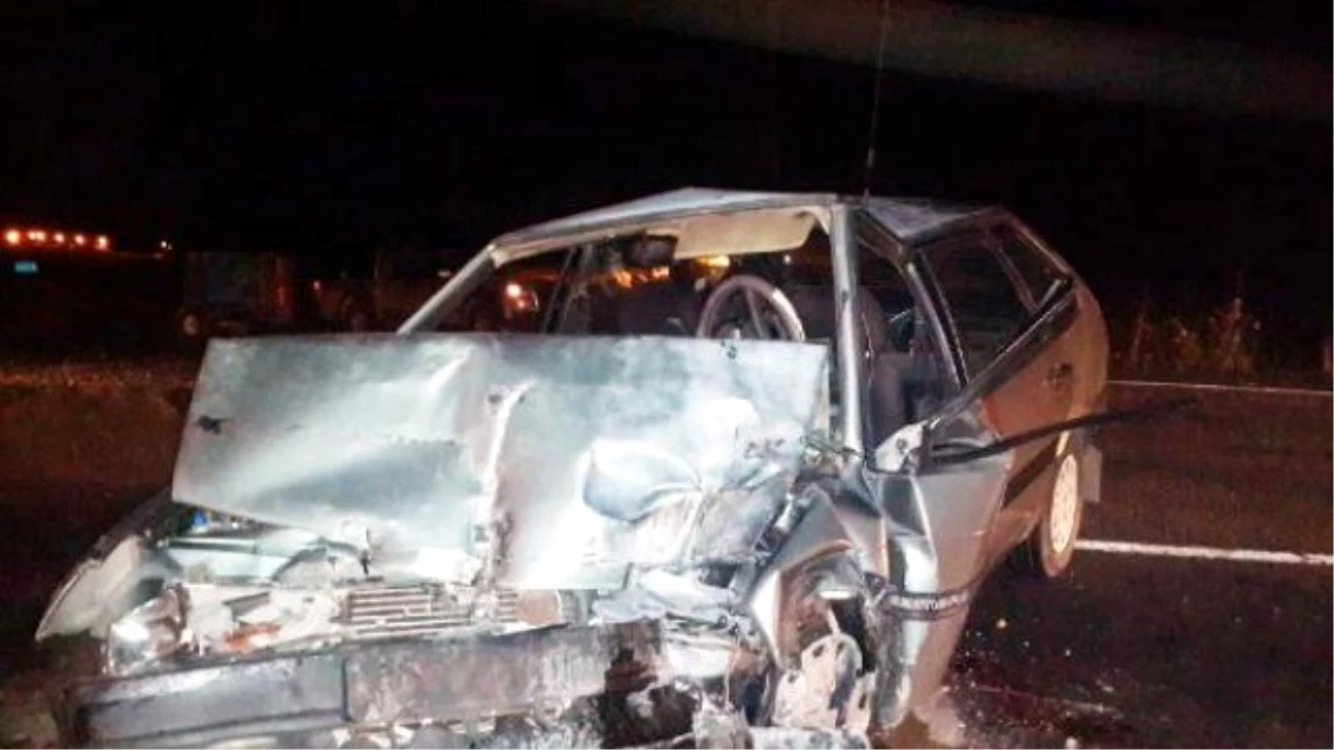 Kamyona Çarpan Otomobildeki 2 Kişi Yaralandı
