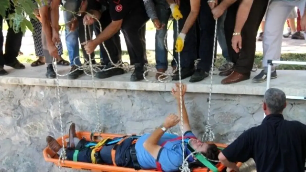 Kamyonet Dereye Uçtu, Faciadan Dönüldü