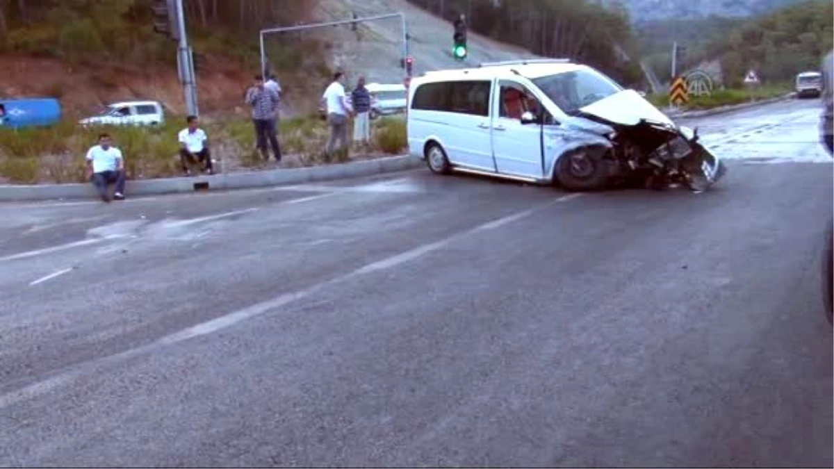 Kemer\'de Trafik Kazası: 4 Yaralı