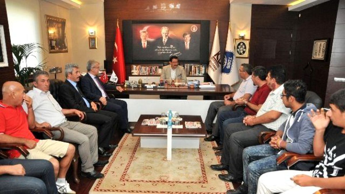 KKTC\'li Öğrenciler Keçiören Belediye Başkanı Ak\'a Misafir Oldu