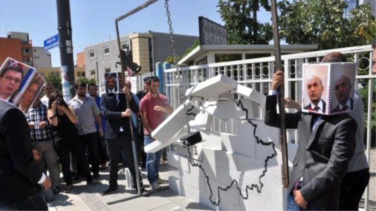 Kosova Başbakanlık Binası Önünde Eylem