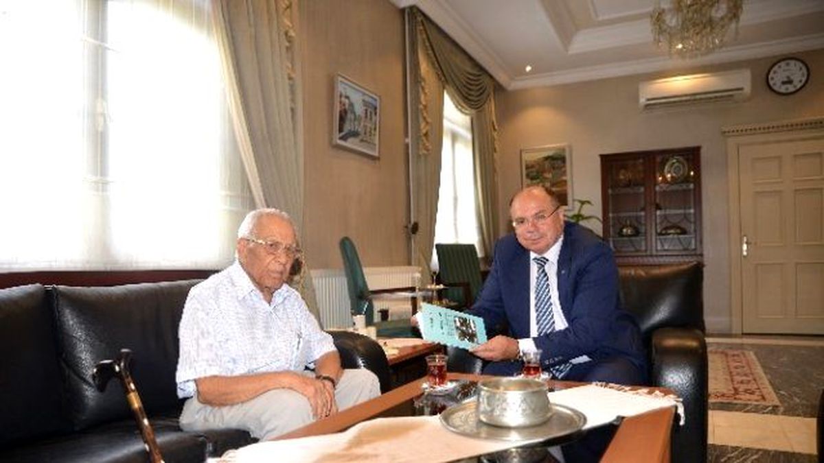 Muğlalı Eski Bakan Karaöz, Vali Çiçek\'e Yazdığı Kitabı Takdim Etti