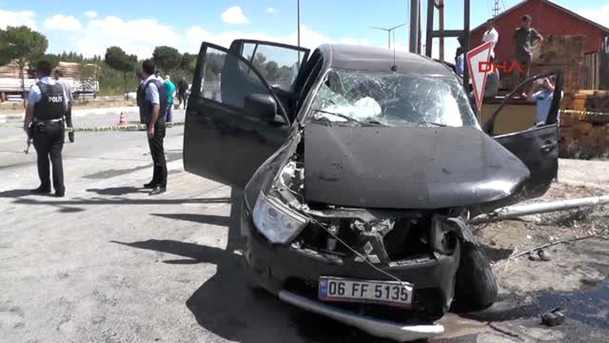 Muş Zırhlı Polis Aracı ile Vedaş Ekibini Taşıyan Otomobil Çarpıştı: 2\'si Polis 4 Yaralı