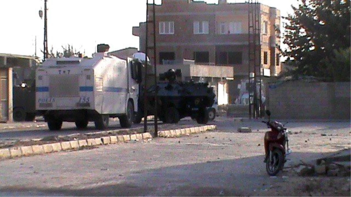 Nusaybin\'de Ara Sokaklarda Açılan Hendekleri Polis Ekipleri Kapattı