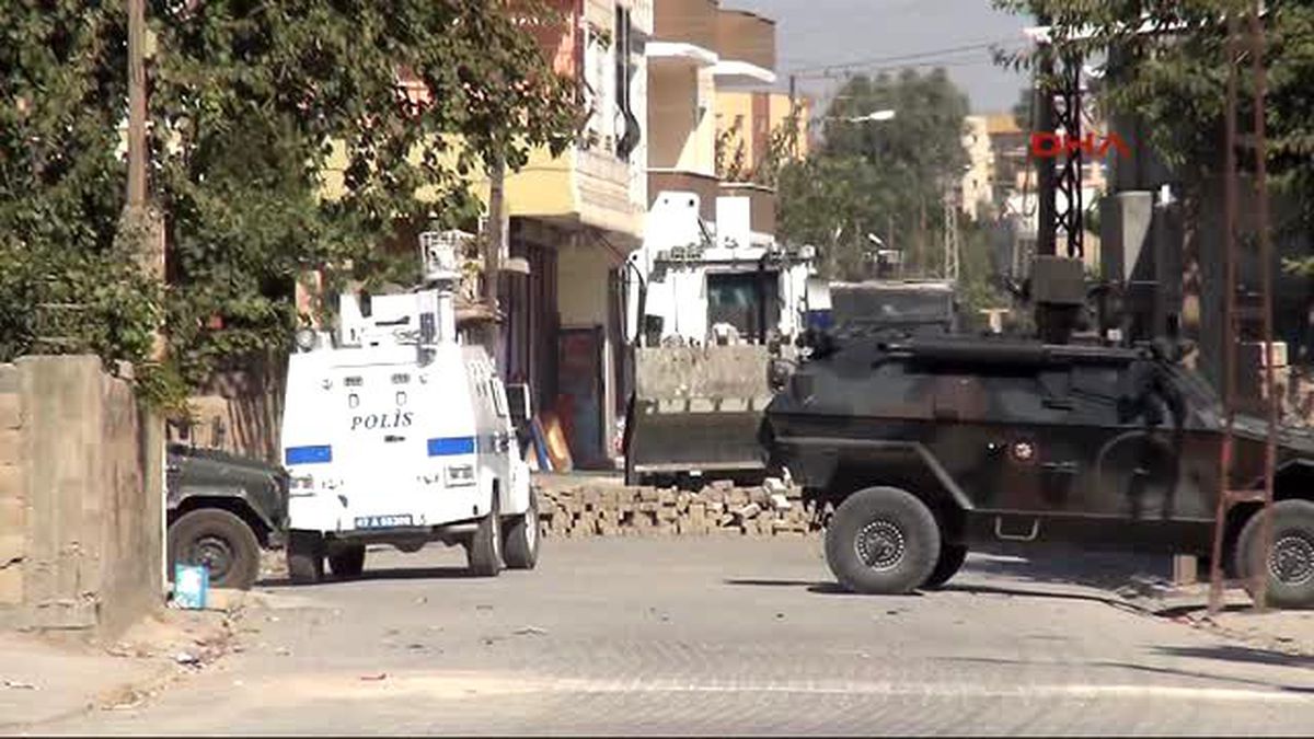 Nusaybin\'de Polis Kazılan Hendekleri Kapatmaya Başladı