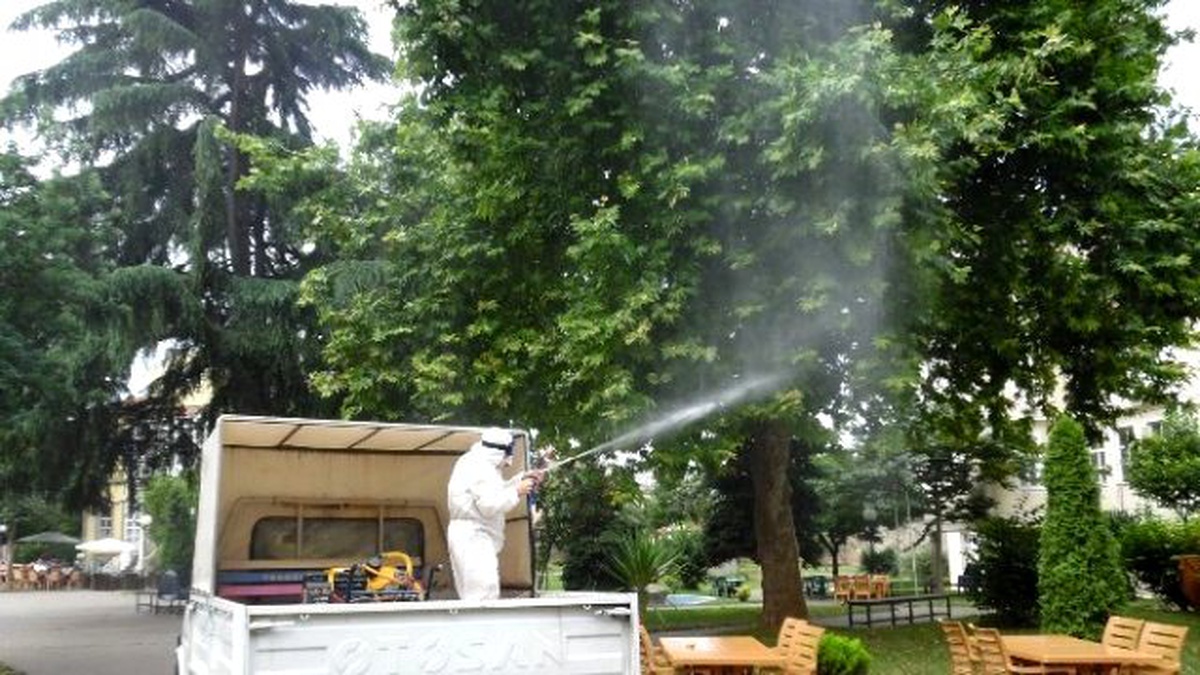 Ortahisar Belediyesi\'nden Yeşil Alanlarda İlaçlama Yapıyor