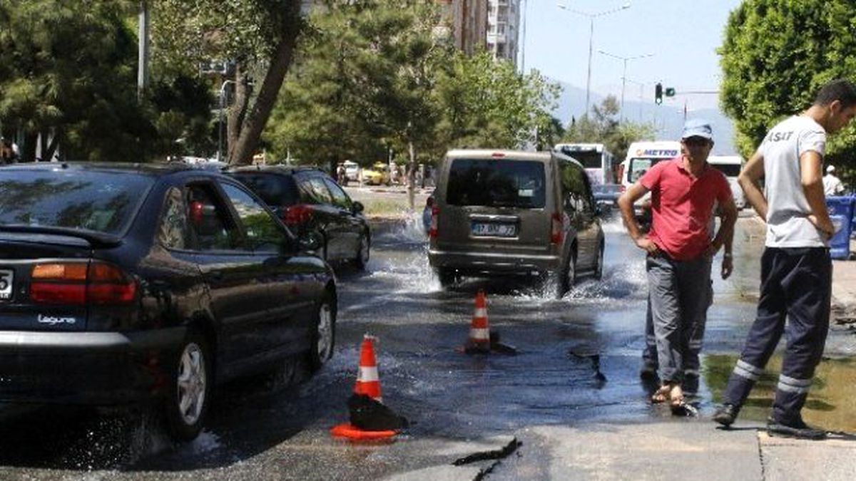 Patlayan Su Borusu Trafiği Etkiledi