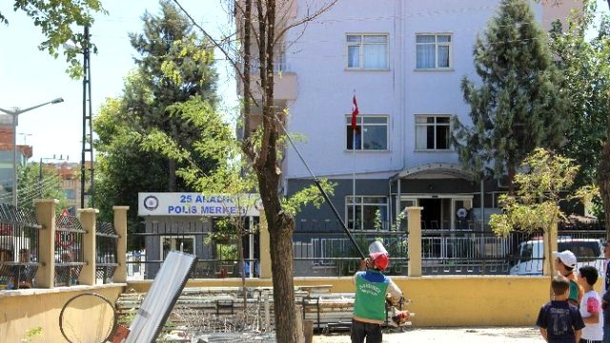 PKK\'nın Saldırdığı Karakolun Etrafındaki Ağaç Dalları Kesildi