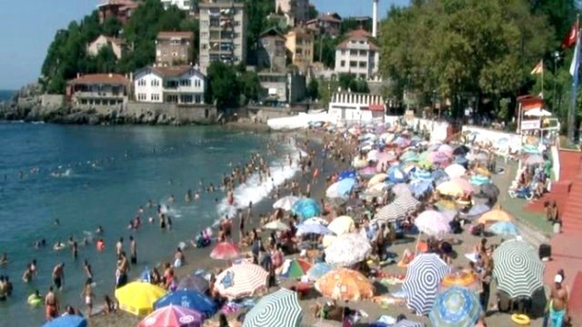 Plajda Bikinili Kadınların Fotoğrafını Çekerken Yakalandı